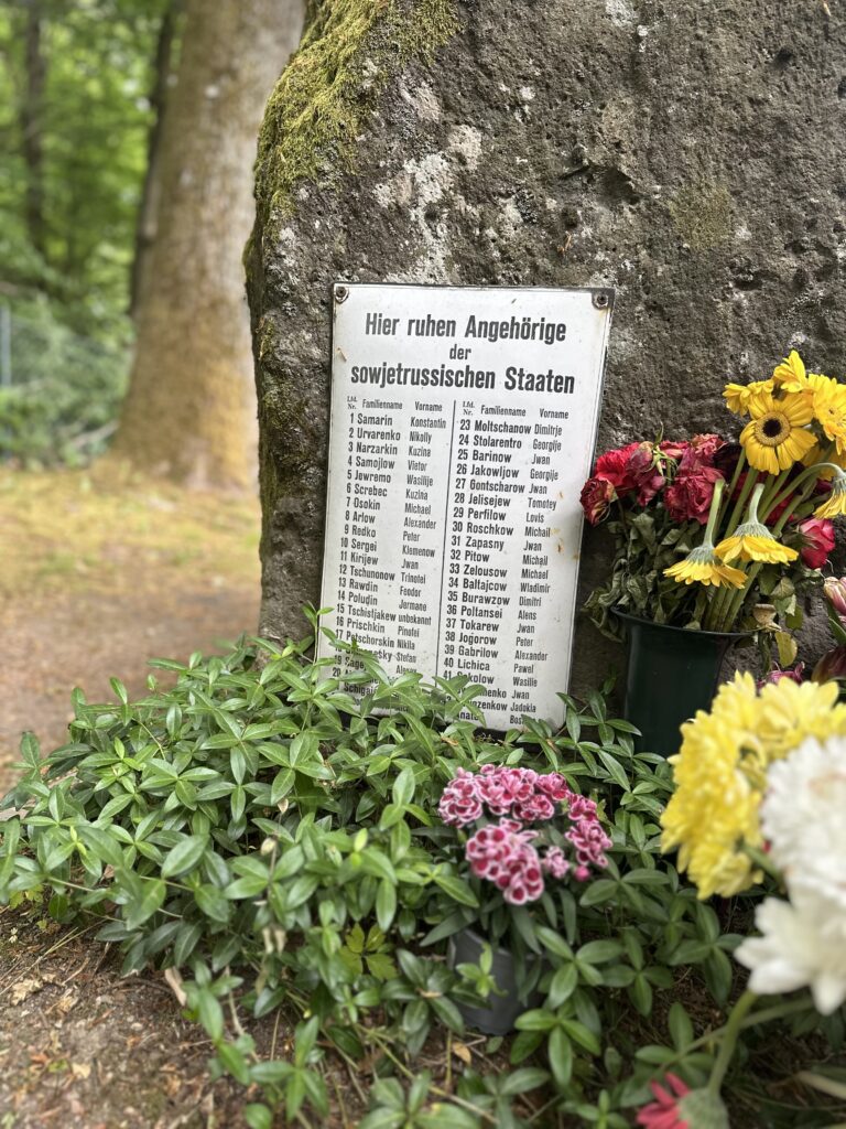 Schild mit Namen der russischen Zwangsarbeiter